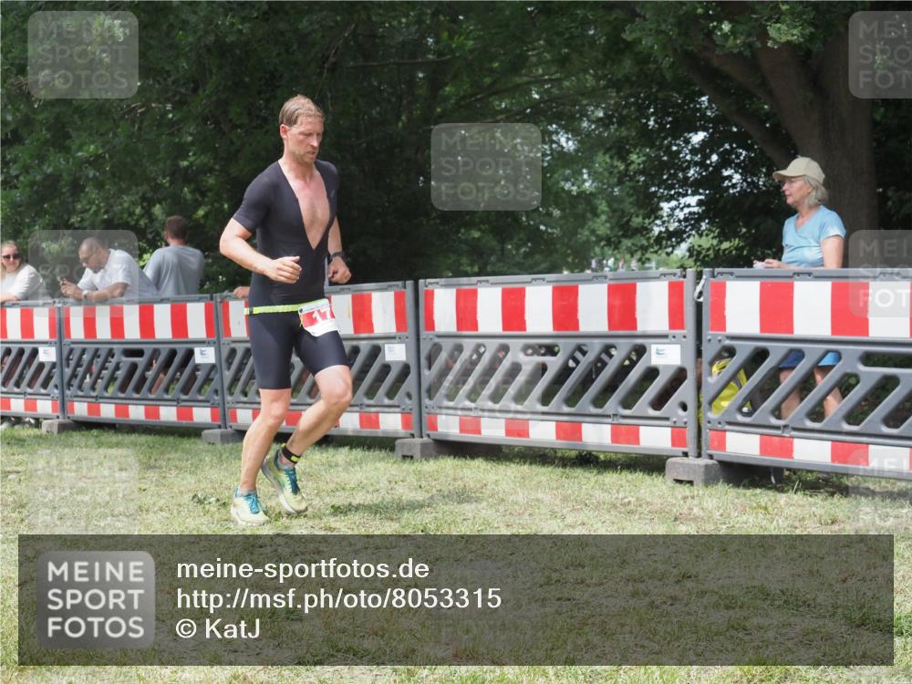 21.06.2025 - 27. Vierlanden-Triathlon KatJ http://msf.ph/oto/8053315 15.06.2025 12:24:50 Ziel 17 meine-sportfotos.de