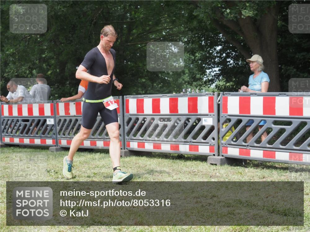 21.06.2025 - 27. Vierlanden-Triathlon KatJ http://msf.ph/oto/8053316 15.06.2025 12:24:50 Ziel 17 meine-sportfotos.de