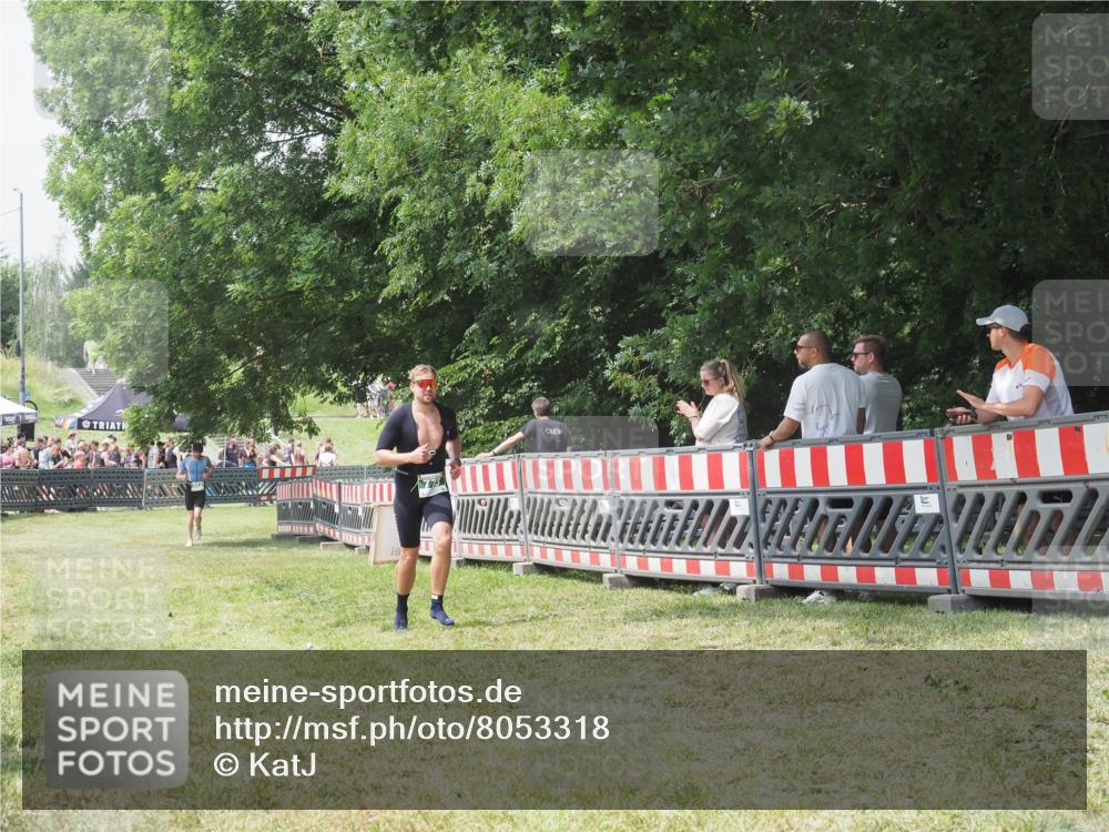 21.06.2025 - 27. Vierlanden-Triathlon KatJ http://msf.ph/oto/8053318 15.06.2025 12:25:37 Ziel 773 meine-sportfotos.de