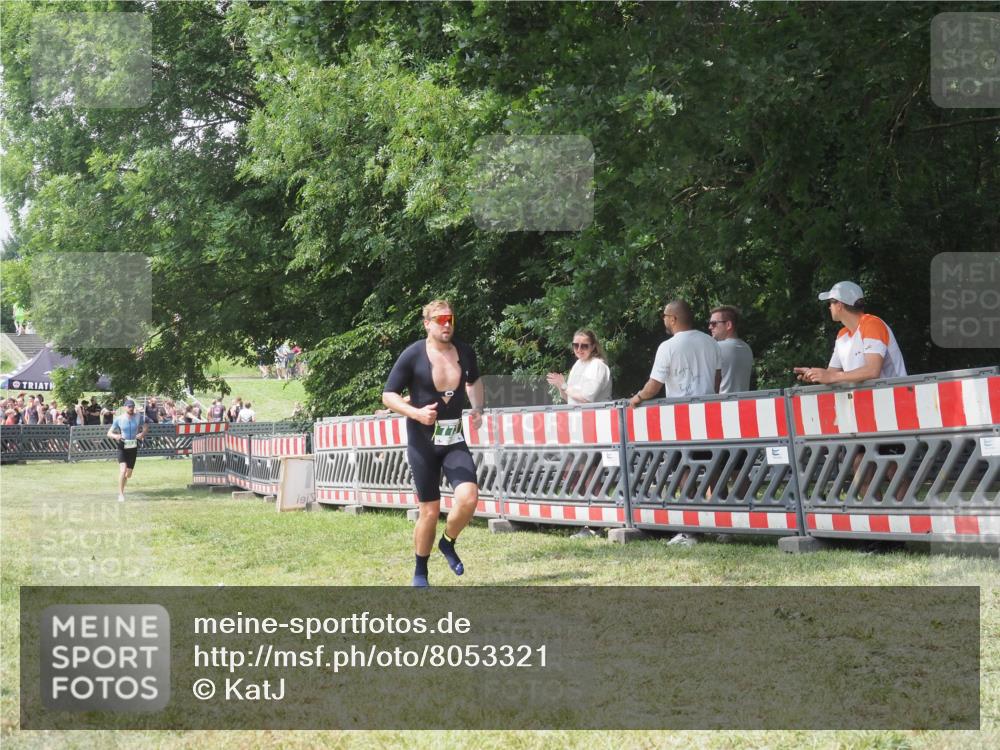 21.06.2025 - 27. Vierlanden-Triathlon KatJ http://msf.ph/oto/8053321 15.06.2025 12:25:38 Ziel 773 meine-sportfotos.de