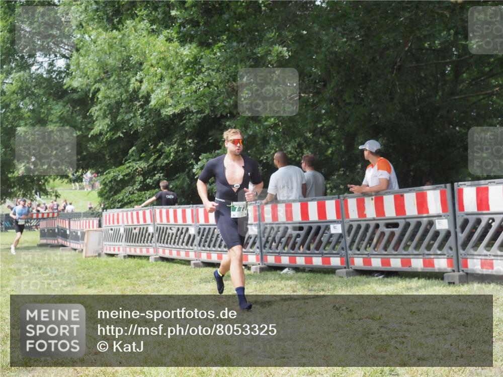 21.06.2025 - 27. Vierlanden-Triathlon KatJ http://msf.ph/oto/8053325 15.06.2025 12:25:38 Ziel 773 meine-sportfotos.de