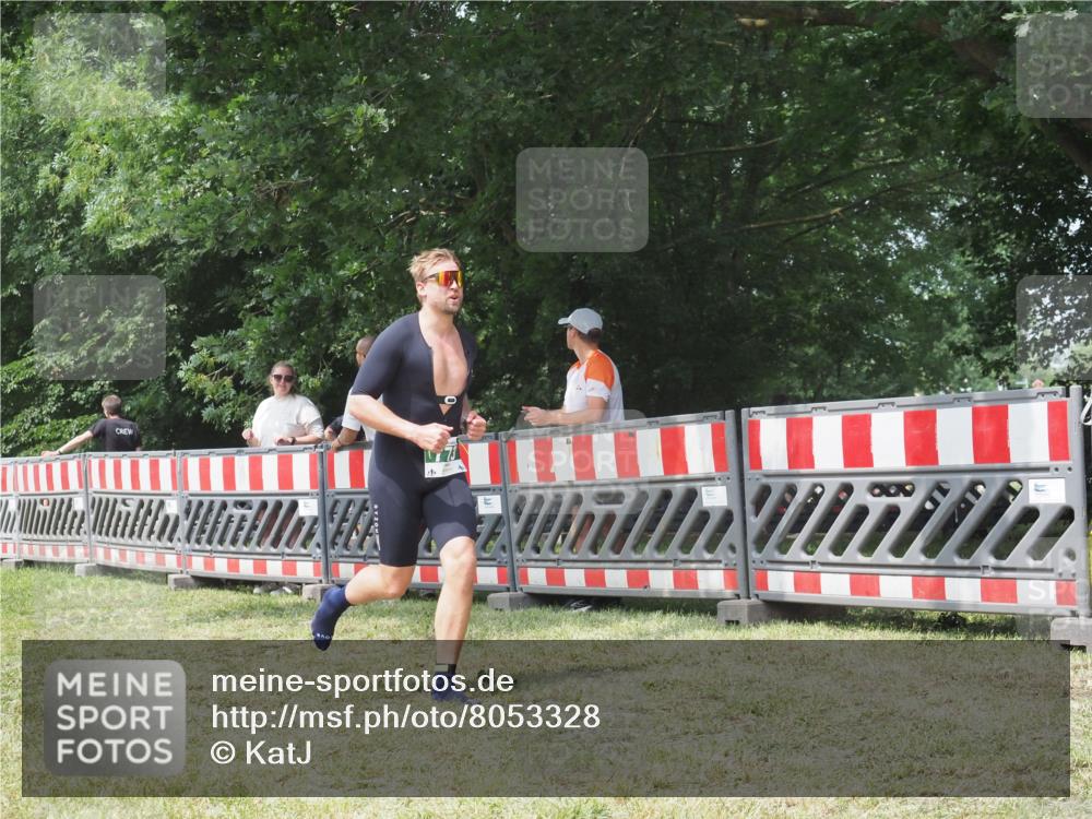 21.06.2025 - 27. Vierlanden-Triathlon KatJ http://msf.ph/oto/8053328 15.06.2025 12:25:38 Ziel 773 meine-sportfotos.de