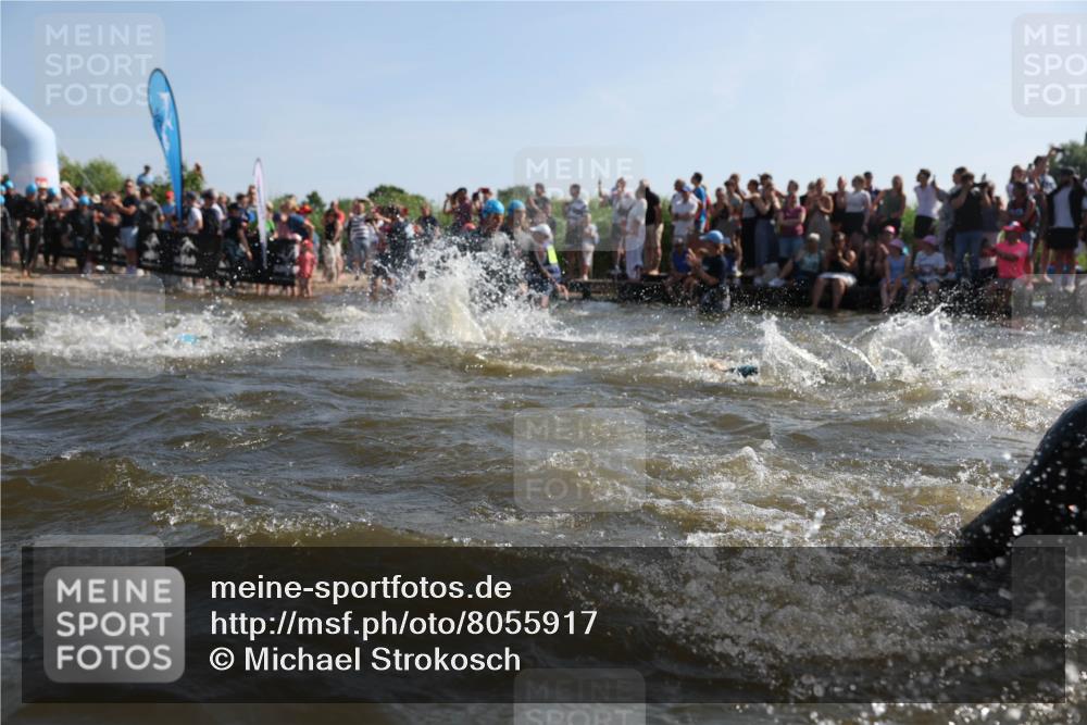 22.06.2025 - Viking Triathlon Michael Strokosch http://msf.ph/oto/8055917 22.06.2025 10:00:46 Schwimmen 8, 9, 132, 145, 184, 200, 258, 289, 301, 306, 352, 368, 414, 491, 526, 612, 613, 616, 630, 652 meine-sportfotos.de