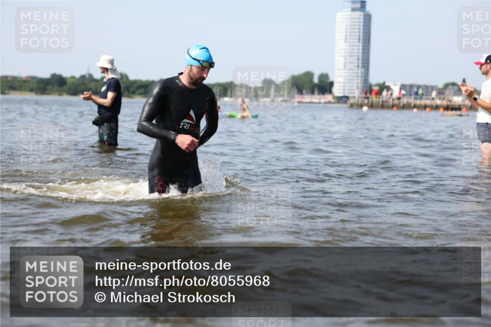 22.06.2025 - Viking Triathlon Michael Strokosch http://msf.ph/oto/8055968 22.06.2025 10:29:10 Schwimmen 7, 11, 12, 33, 152, 200, 310, 384, 458, 604, 652 meine-sportfotos.de