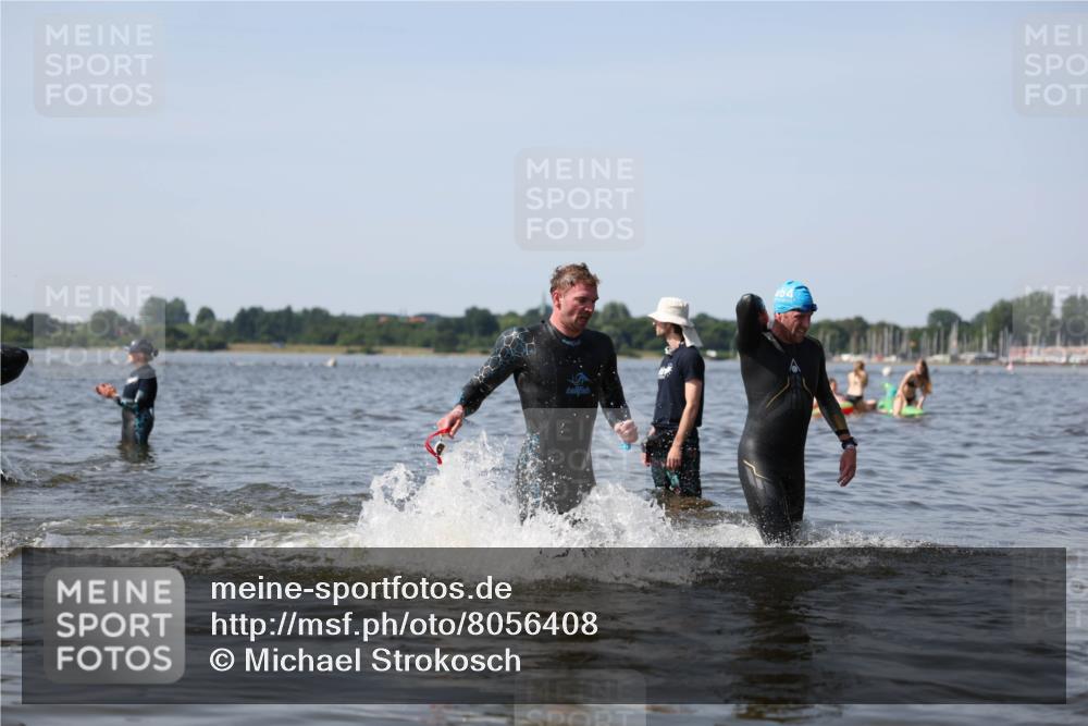 22.06.2025 - Viking Triathlon Michael Strokosch http://msf.ph/oto/8056408 22.06.2025 10:30:58 Schwimmen 45, 162, 237, 347, 352, 444, 510, 549, 630 meine-sportfotos.de