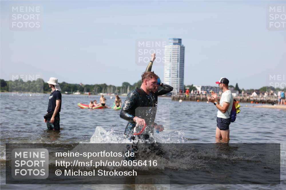 22.06.2025 - Viking Triathlon Michael Strokosch http://msf.ph/oto/8056416 22.06.2025 10:30:59 Schwimmen 45, 162, 237, 347, 352, 444, 510, 549 meine-sportfotos.de