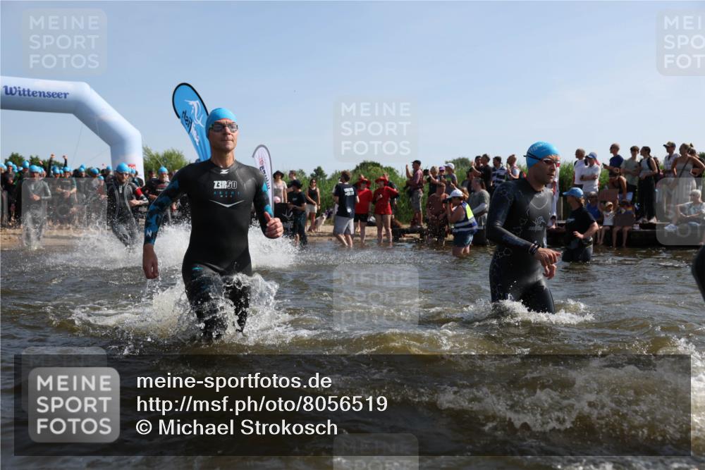 22.06.2025 - Viking Triathlon Michael Strokosch http://msf.ph/oto/8056519 22.06.2025 10:03:49 Schwimmen 26, 77, 108, 157, 296, 383, 396, 451, 456, 495, 648 meine-sportfotos.de