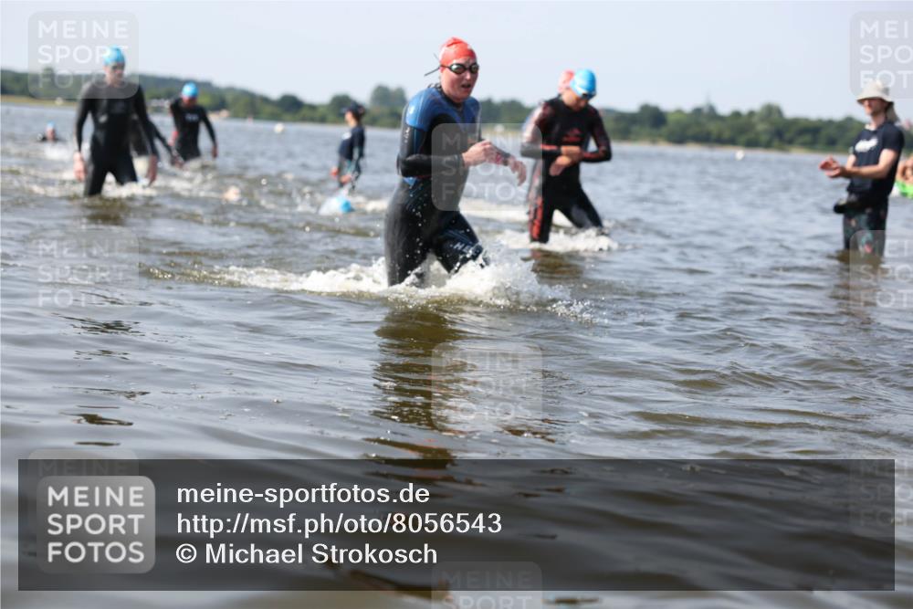 22.06.2025 - Viking Triathlon Michael Strokosch http://msf.ph/oto/8056543 22.06.2025 10:31:33 Schwimmen 3, 8, 98, 137, 158, 189, 311, 340, 350, 469, 613, 648 meine-sportfotos.de