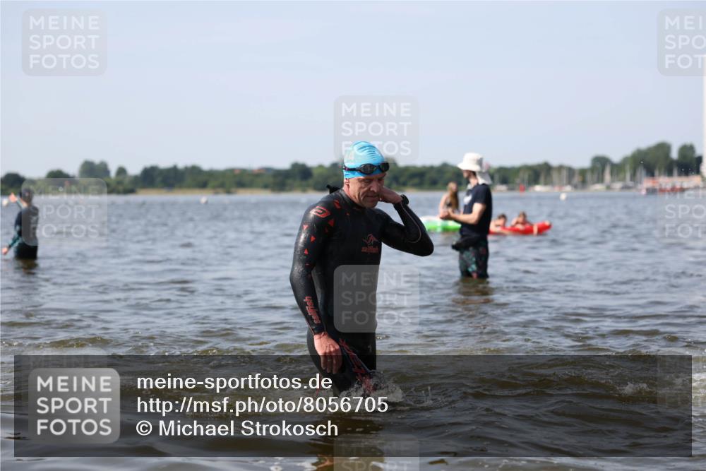 22.06.2025 - Viking Triathlon Michael Strokosch http://msf.ph/oto/8056705 22.06.2025 10:32:08 Schwimmen 63, 193, 207, 214, 226, 271, 449, 464, 488 meine-sportfotos.de