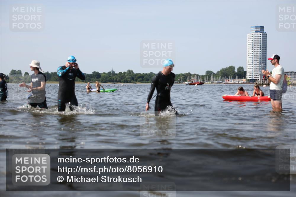 22.06.2025 - Viking Triathlon Michael Strokosch http://msf.ph/oto/8056910 22.06.2025 10:33:27 Schwimmen 28, 38, 300, 382, 522, 524, 608 meine-sportfotos.de