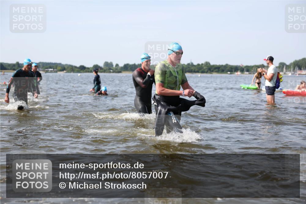 22.06.2025 - Viking Triathlon Michael Strokosch http://msf.ph/oto/8057007 22.06.2025 10:33:48 Schwimmen 5, 50, 75, 149, 184, 229, 242, 255, 304, 348, 349, 438, 457 meine-sportfotos.de