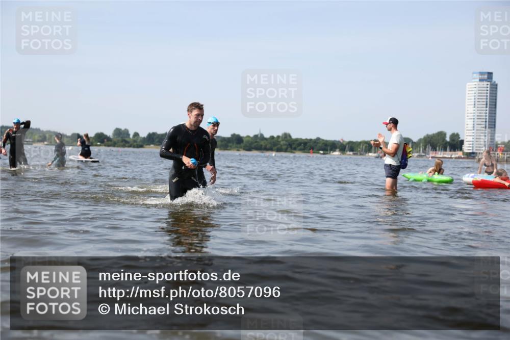 22.06.2025 - Viking Triathlon Michael Strokosch http://msf.ph/oto/8057096 22.06.2025 10:34:17 Schwimmen 46, 70, 294, 297, 486, 520, 527, 618, 635 meine-sportfotos.de