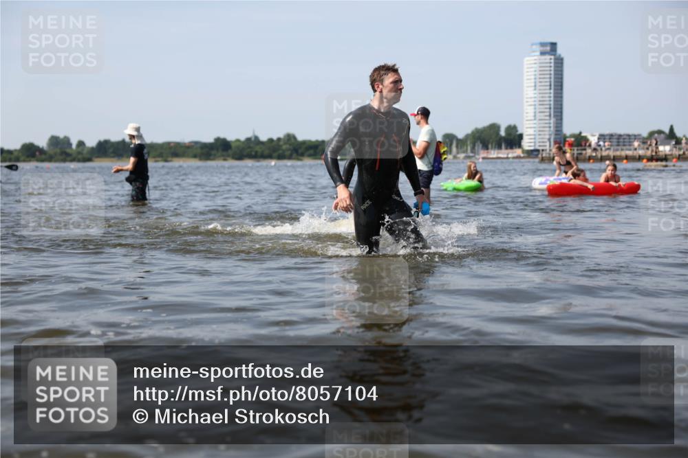 22.06.2025 - Viking Triathlon Michael Strokosch http://msf.ph/oto/8057104 22.06.2025 10:34:19 Schwimmen 46, 294, 297, 306, 430, 486, 520, 527, 618 meine-sportfotos.de