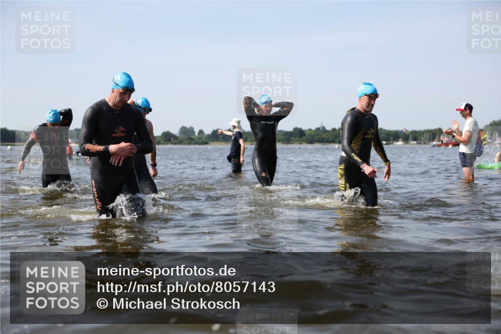 22.06.2025 - Viking Triathlon Michael Strokosch http://msf.ph/oto/8057143 22.06.2025 10:34:25 Schwimmen 294, 306, 366, 430, 486, 520, 527, 546 meine-sportfotos.de