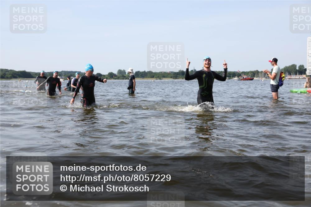 22.06.2025 - Viking Triathlon Michael Strokosch http://msf.ph/oto/8057229 22.06.2025 10:34:44 Schwimmen 77, 114, 161, 247, 284, 323, 341, 434, 550 meine-sportfotos.de