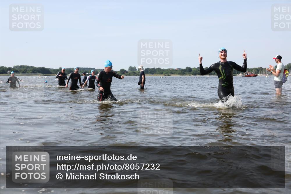 22.06.2025 - Viking Triathlon Michael Strokosch http://msf.ph/oto/8057232 22.06.2025 10:34:44 Schwimmen 77, 114, 161, 247, 284, 323, 341, 434, 550 meine-sportfotos.de
