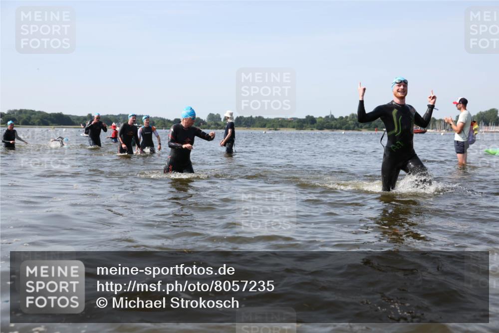 22.06.2025 - Viking Triathlon Michael Strokosch http://msf.ph/oto/8057235 22.06.2025 10:34:44 Schwimmen 77, 114, 161, 247, 284, 323, 341, 434, 550 meine-sportfotos.de