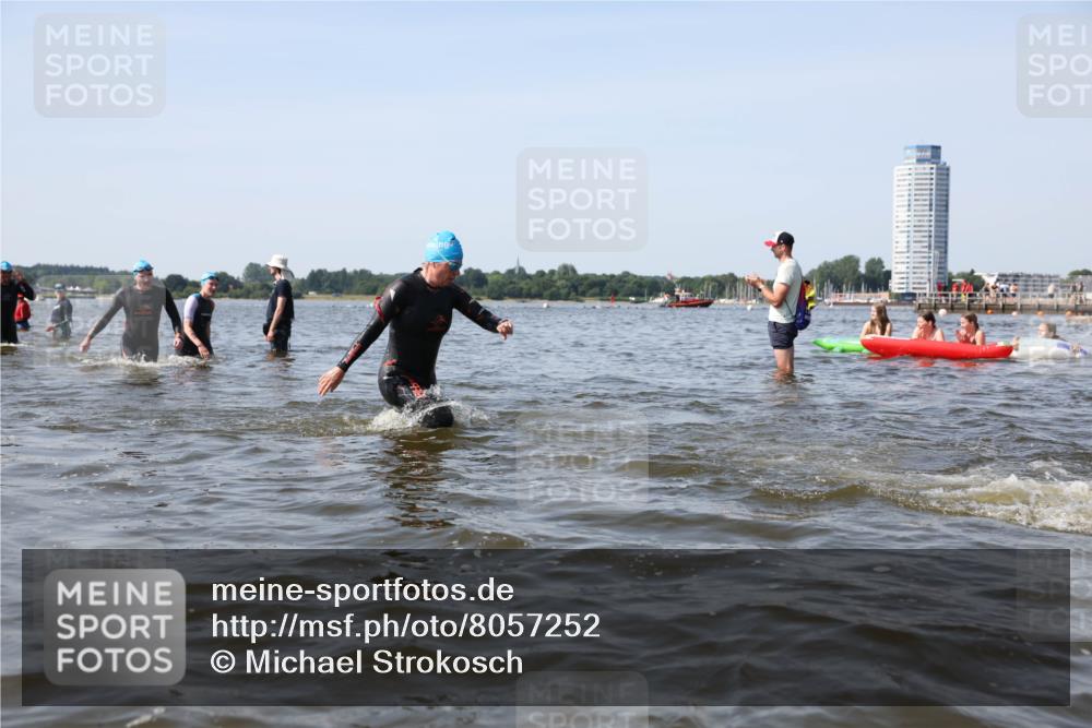 22.06.2025 - Viking Triathlon Michael Strokosch http://msf.ph/oto/8057252 22.06.2025 10:34:46 Schwimmen 17, 43, 77, 114, 161, 247, 284, 323, 341, 434, 550 meine-sportfotos.de