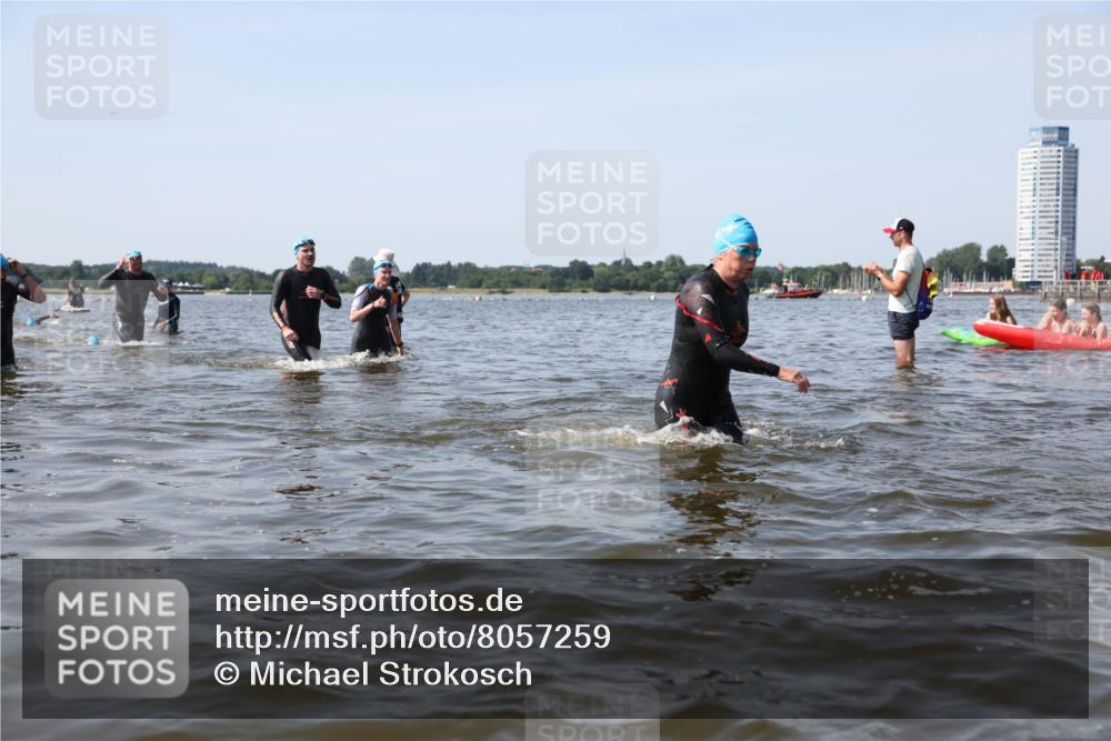 22.06.2025 - Viking Triathlon Michael Strokosch http://msf.ph/oto/8057259 22.06.2025 10:34:47 Schwimmen 17, 43, 77, 114, 161, 247, 284, 323, 341, 434, 550 meine-sportfotos.de