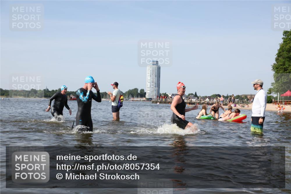 22.06.2025 - Viking Triathlon Michael Strokosch http://msf.ph/oto/8057354 22.06.2025 10:35:07 Schwimmen 139, 157, 296, 365, 475, 495, 548, 660 meine-sportfotos.de