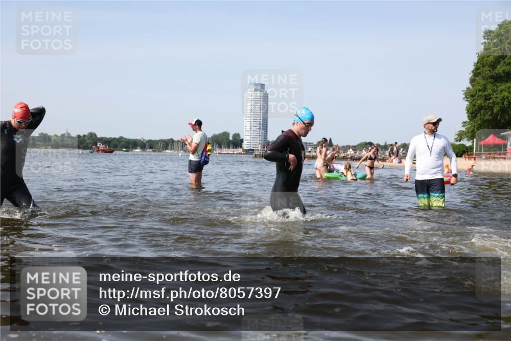 22.06.2025 - Viking Triathlon Michael Strokosch http://msf.ph/oto/8057397 22.06.2025 10:35:20 Schwimmen 107, 139, 204, 296, 320, 365, 395, 482, 508, 632 meine-sportfotos.de