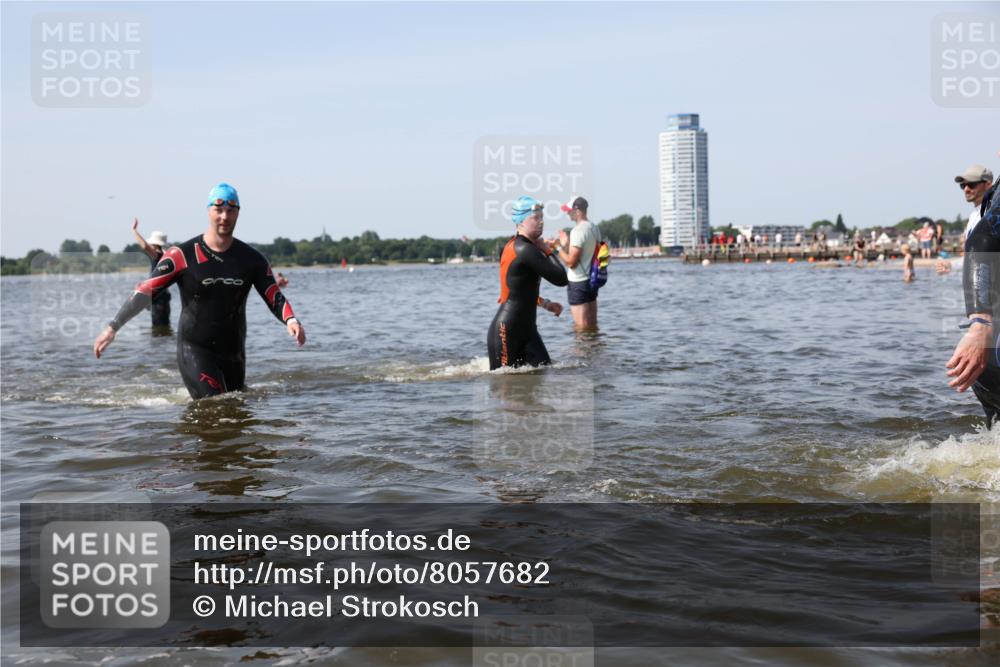 22.06.2025 - Viking Triathlon Michael Strokosch http://msf.ph/oto/8057682 22.06.2025 10:36:31 Schwimmen 42, 88, 101, 232, 251, 332 meine-sportfotos.de