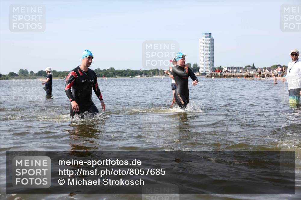 22.06.2025 - Viking Triathlon Michael Strokosch http://msf.ph/oto/8057685 22.06.2025 10:36:31 Schwimmen 42, 88, 101, 232, 251, 332 meine-sportfotos.de