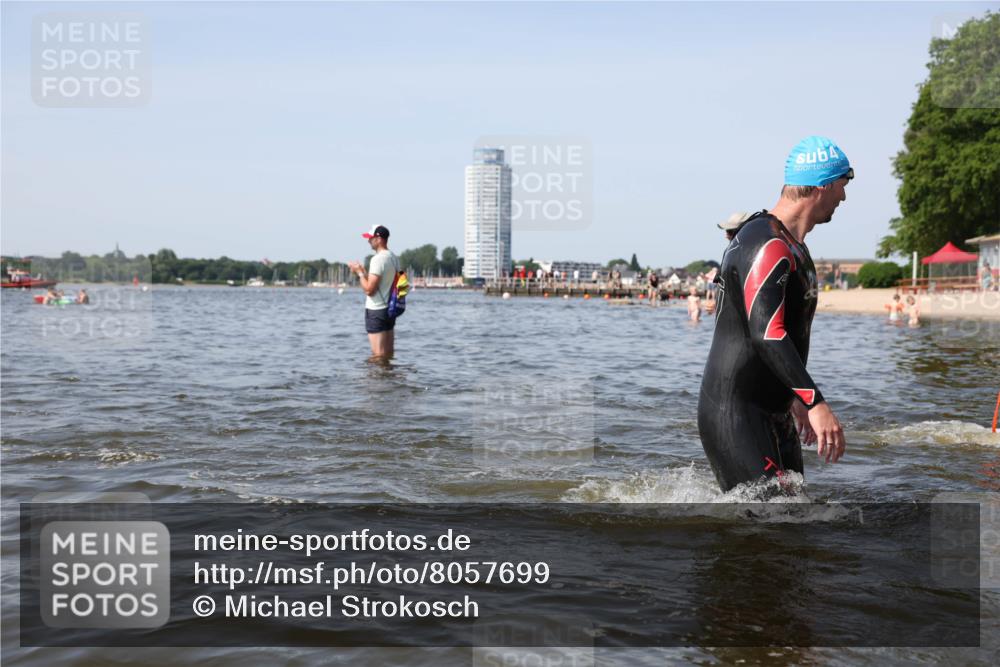 22.06.2025 - Viking Triathlon Michael Strokosch http://msf.ph/oto/8057699 22.06.2025 10:36:34 Schwimmen 42, 88, 232, 251, 332 meine-sportfotos.de