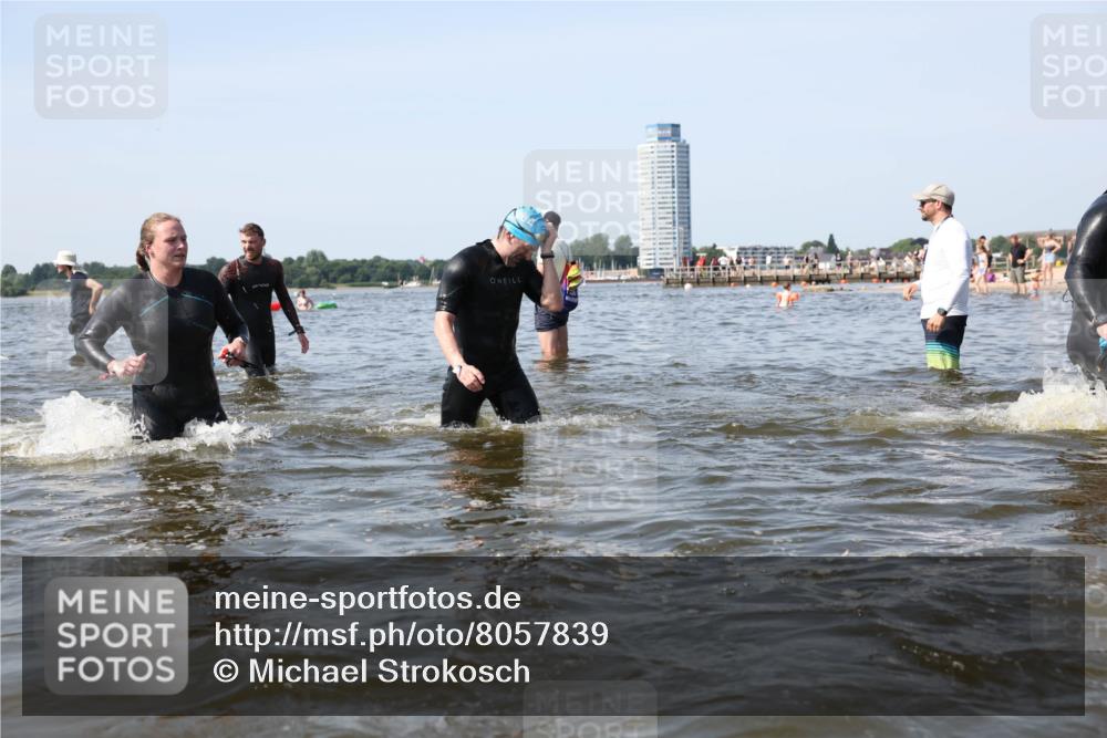 22.06.2025 - Viking Triathlon Michael Strokosch http://msf.ph/oto/8057839 22.06.2025 10:37:15 Schwimmen 34, 172, 233, 312, 344, 355, 370, 383, 454, 513, 649 meine-sportfotos.de