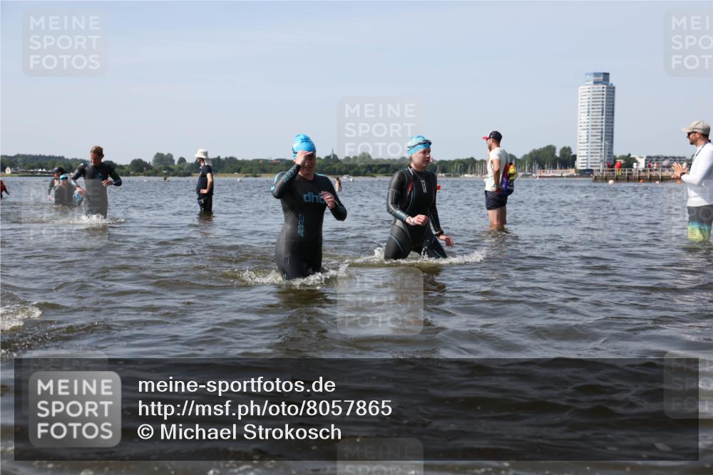 22.06.2025 - Viking Triathlon Michael Strokosch http://msf.ph/oto/8057865 22.06.2025 10:39:38 Schwimmen 25, 29, 86, 93, 117, 138, 150, 244, 298, 337, 423, 529 meine-sportfotos.de