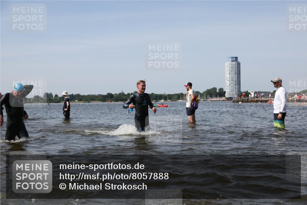22.06.2025 - Viking Triathlon Michael Strokosch http://msf.ph/oto/8057888 22.06.2025 10:39:42 Schwimmen 25, 29, 86, 93, 138, 244, 337, 423, 437, 518, 529 meine-sportfotos.de