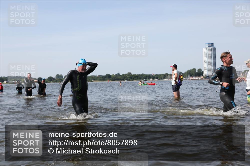22.06.2025 - Viking Triathlon Michael Strokosch http://msf.ph/oto/8057898 22.06.2025 10:39:43 Schwimmen 25, 29, 86, 93, 138, 244, 337, 423, 437, 518, 529 meine-sportfotos.de