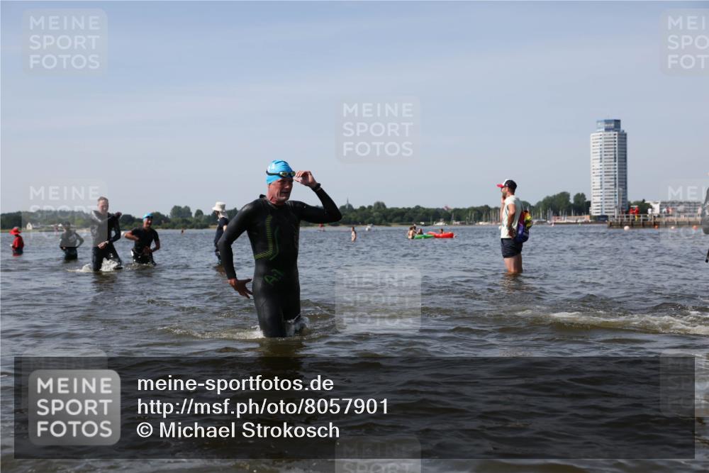 22.06.2025 - Viking Triathlon Michael Strokosch http://msf.ph/oto/8057901 22.06.2025 10:39:44 Schwimmen 25, 29, 86, 138, 244, 337, 423, 437, 518, 529 meine-sportfotos.de