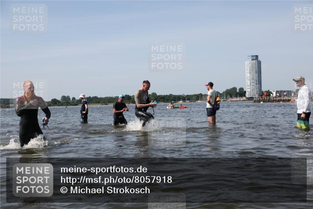 22.06.2025 - Viking Triathlon Michael Strokosch http://msf.ph/oto/8057918 22.06.2025 10:39:49 Schwimmen 25, 29, 86, 244, 283, 423, 437, 518 meine-sportfotos.de