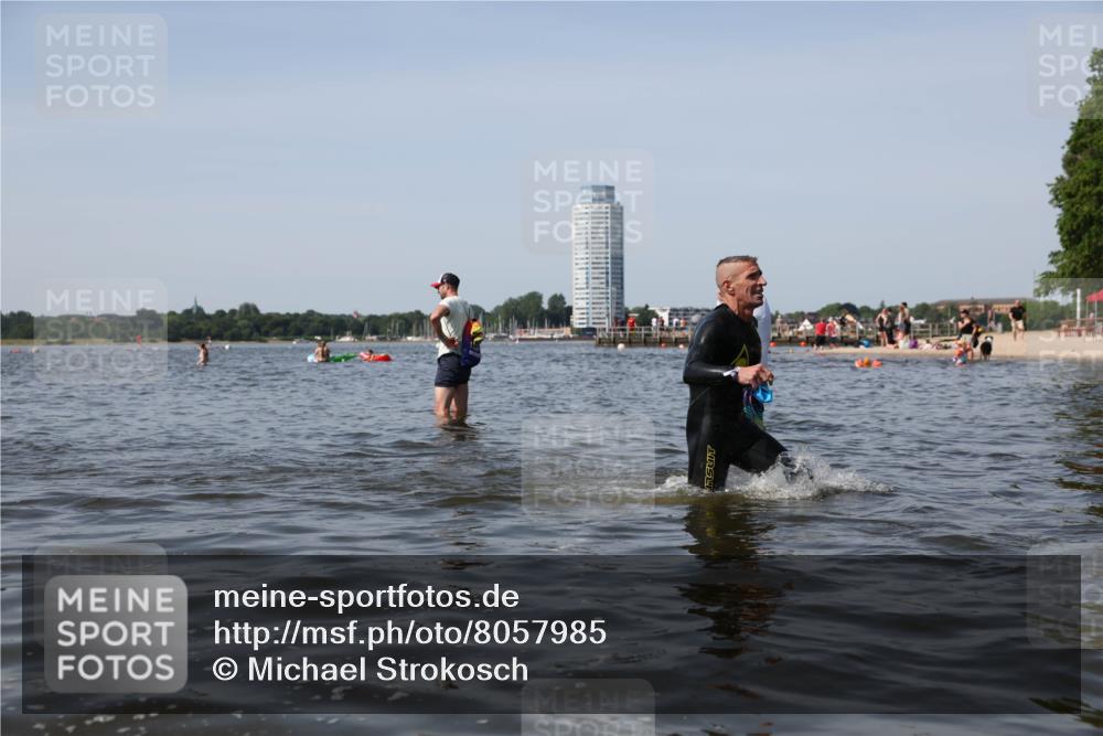 22.06.2025 - Viking Triathlon Michael Strokosch http://msf.ph/oto/8057985 22.06.2025 10:40:09 Schwimmen 248, 379, 394, 487, 538, 553 meine-sportfotos.de