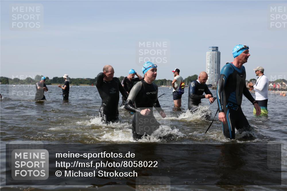 22.06.2025 - Viking Triathlon Michael Strokosch http://msf.ph/oto/8058022 22.06.2025 10:40:21 Schwimmen 228, 254, 291, 375, 379, 385, 394, 487, 511, 517, 553 meine-sportfotos.de