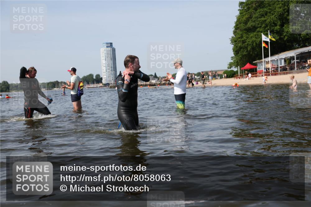 22.06.2025 - Viking Triathlon Michael Strokosch http://msf.ph/oto/8058063 22.06.2025 10:38:05 Schwimmen 61, 72, 146, 179, 191, 335 meine-sportfotos.de