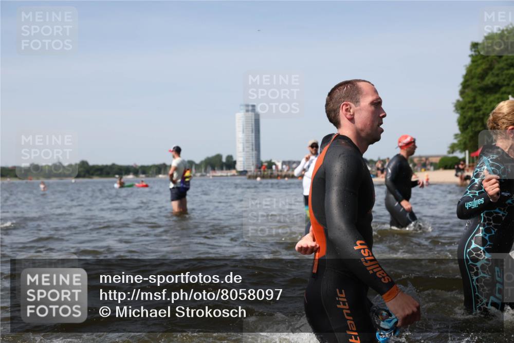 22.06.2025 - Viking Triathlon Michael Strokosch http://msf.ph/oto/8058097 22.06.2025 10:40:33 Schwimmen 44, 228, 235, 239, 254, 275, 291, 325, 361, 375, 385, 511, 514, 556, 644, 655, 657 meine-sportfotos.de