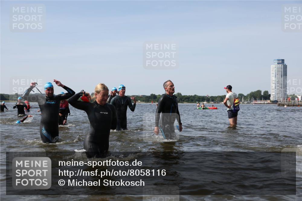 22.06.2025 - Viking Triathlon Michael Strokosch http://msf.ph/oto/8058116 22.06.2025 10:40:38 Schwimmen 44, 228, 235, 239, 254, 266, 275, 291, 325, 361, 462, 511, 514, 556, 644, 655, 657 meine-sportfotos.de