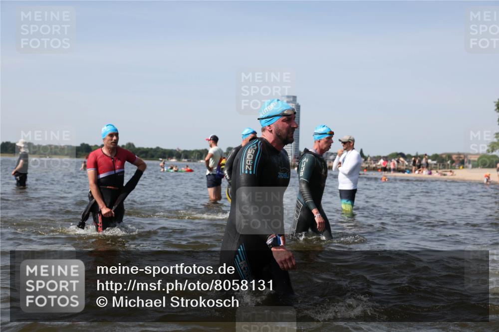 22.06.2025 - Viking Triathlon Michael Strokosch http://msf.ph/oto/8058131 22.06.2025 10:40:42 Schwimmen 44, 59, 228, 235, 239, 266, 275, 291, 325, 361, 397, 462, 514, 530, 556, 644, 655, 657 meine-sportfotos.de