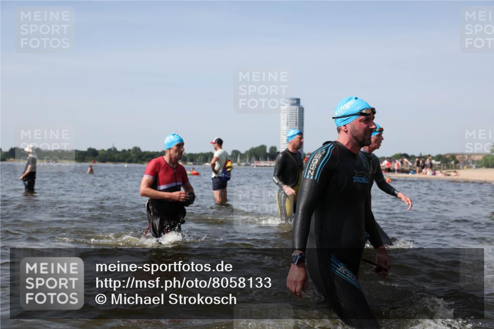 22.06.2025 - Viking Triathlon Michael Strokosch http://msf.ph/oto/8058133 22.06.2025 10:40:43 Schwimmen 44, 59, 235, 239, 266, 275, 325, 361, 397, 462, 514, 530, 556, 644, 655, 657 meine-sportfotos.de