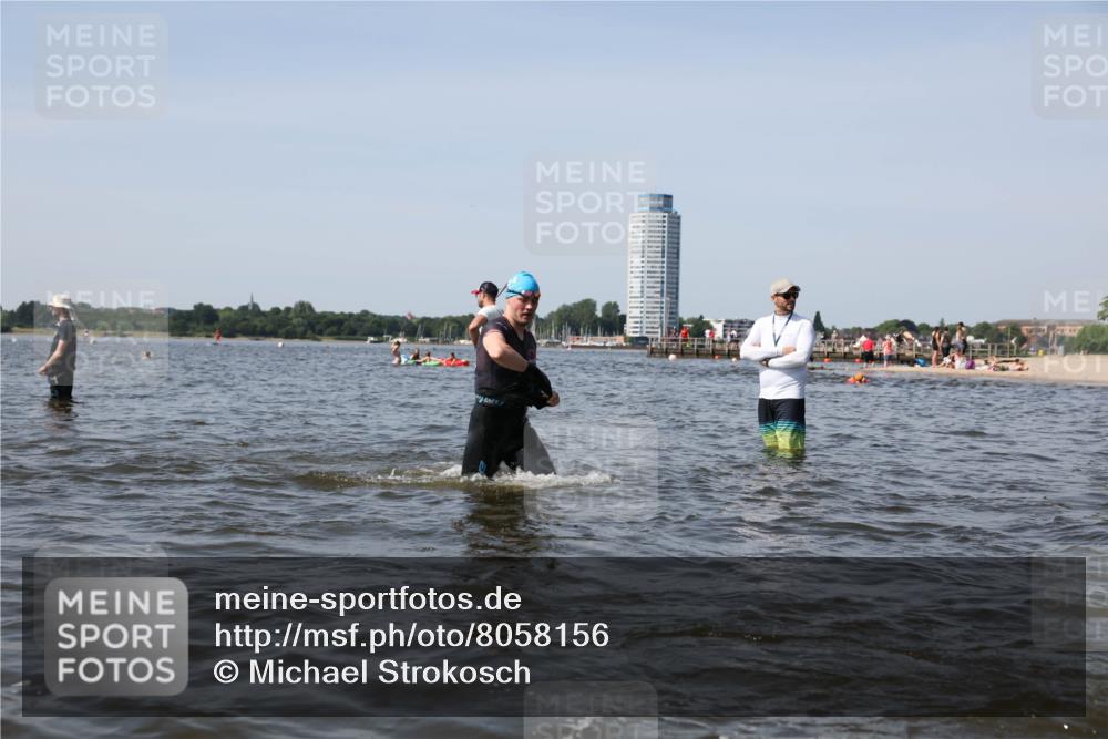 22.06.2025 - Viking Triathlon Michael Strokosch http://msf.ph/oto/8058156 22.06.2025 10:40:50 Schwimmen 59, 235, 239, 266, 361, 397, 462, 530, 655 meine-sportfotos.de