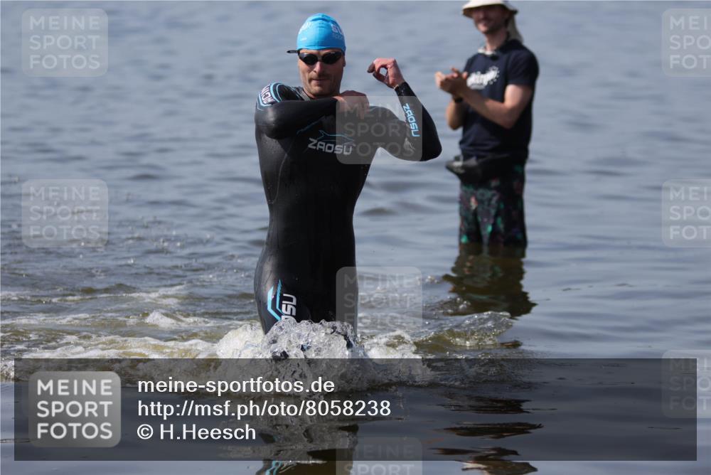 22.06.2025 - Viking Triathlon H.Heesch http://msf.ph/oto/8058238 22.06.2025 10:22:45 Schwimmen 100 meine-sportfotos.de