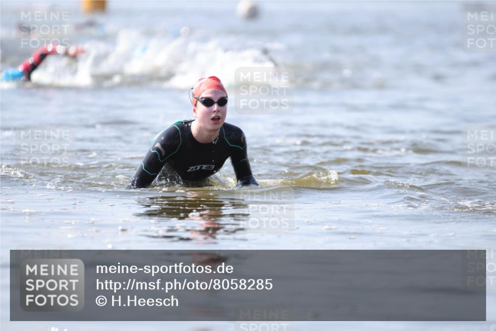 22.06.2025 - Viking Triathlon H.Heesch http://msf.ph/oto/8058285 22.06.2025 10:25:21 Schwimmen 2, 122, 641 meine-sportfotos.de