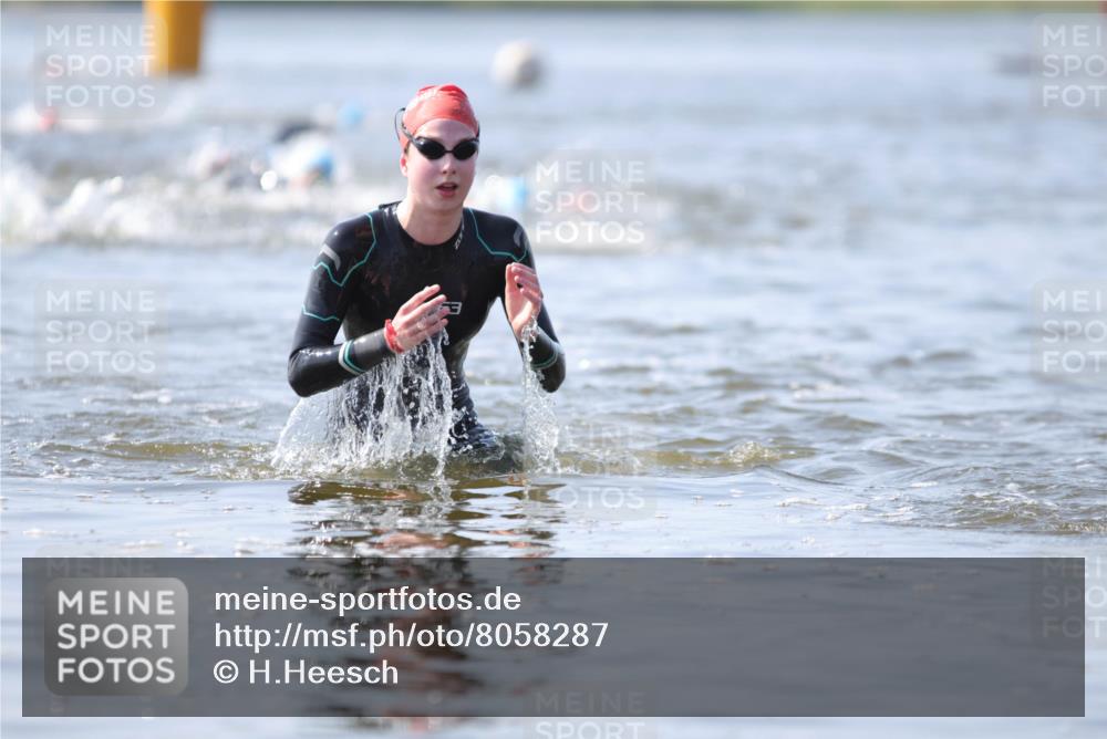 22.06.2025 - Viking Triathlon H.Heesch http://msf.ph/oto/8058287 22.06.2025 10:25:21 Schwimmen 2, 122, 641 meine-sportfotos.de