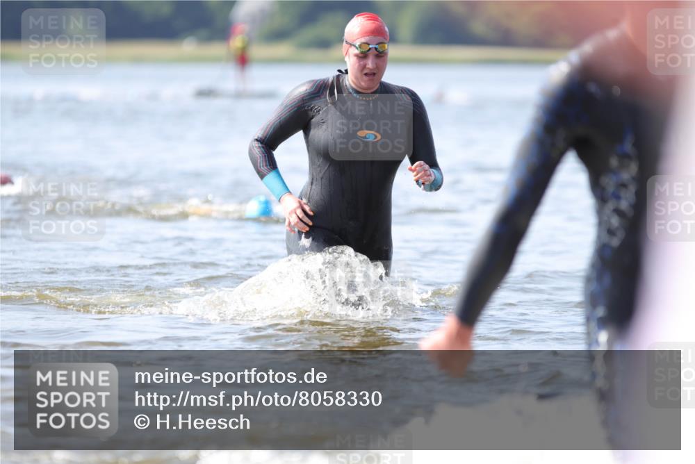 22.06.2025 - Viking Triathlon H.Heesch http://msf.ph/oto/8058330 22.06.2025 10:25:59 Schwimmen 9, 49, 617, 642 meine-sportfotos.de