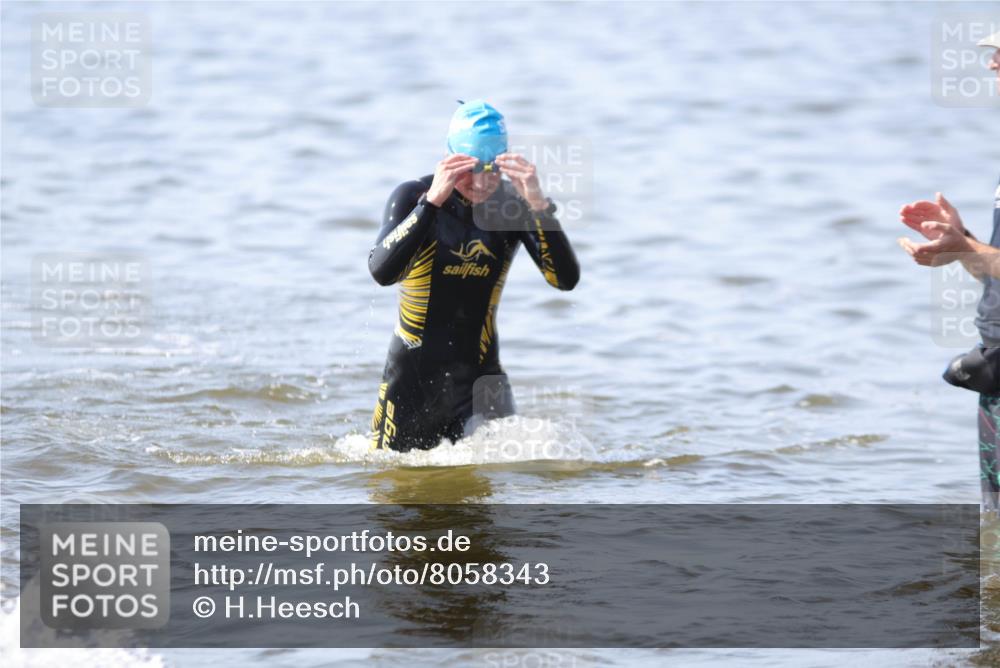 22.06.2025 - Viking Triathlon H.Heesch http://msf.ph/oto/8058343 22.06.2025 10:26:10 Schwimmen 9, 526, 617 meine-sportfotos.de