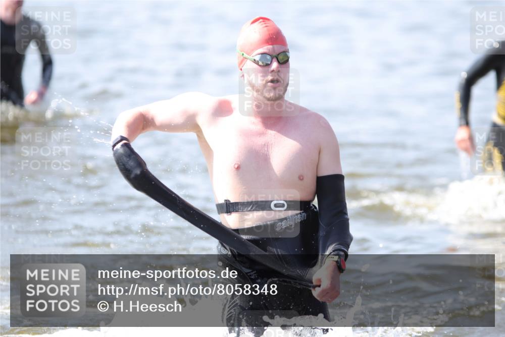 22.06.2025 - Viking Triathlon H.Heesch http://msf.ph/oto/8058348 22.06.2025 10:26:11 Schwimmen 9, 526, 617 meine-sportfotos.de
