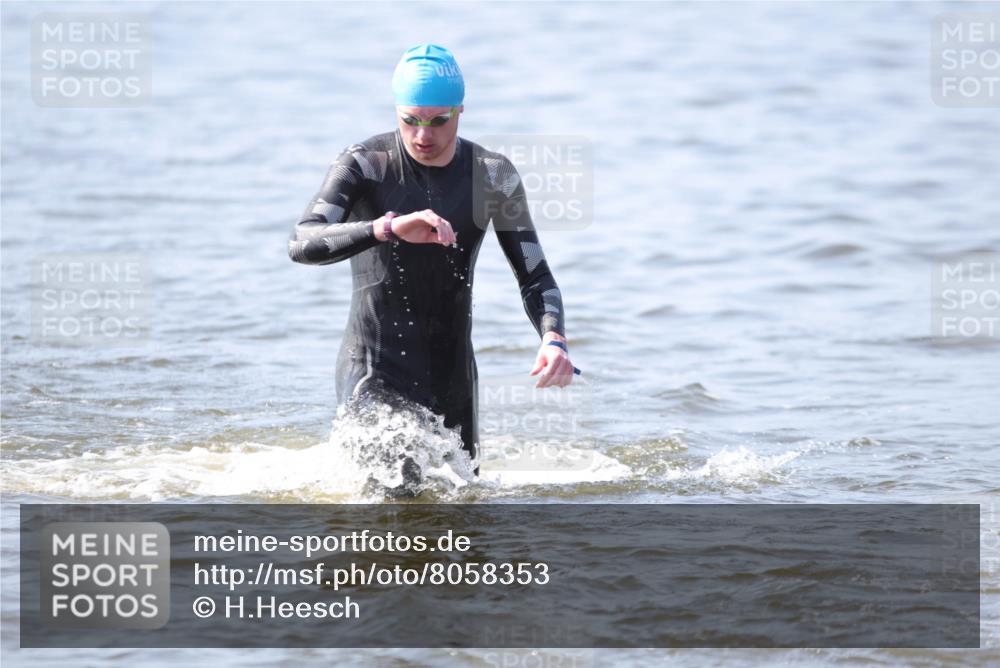 22.06.2025 - Viking Triathlon H.Heesch http://msf.ph/oto/8058353 22.06.2025 10:26:14 Schwimmen 9, 526, 617 meine-sportfotos.de