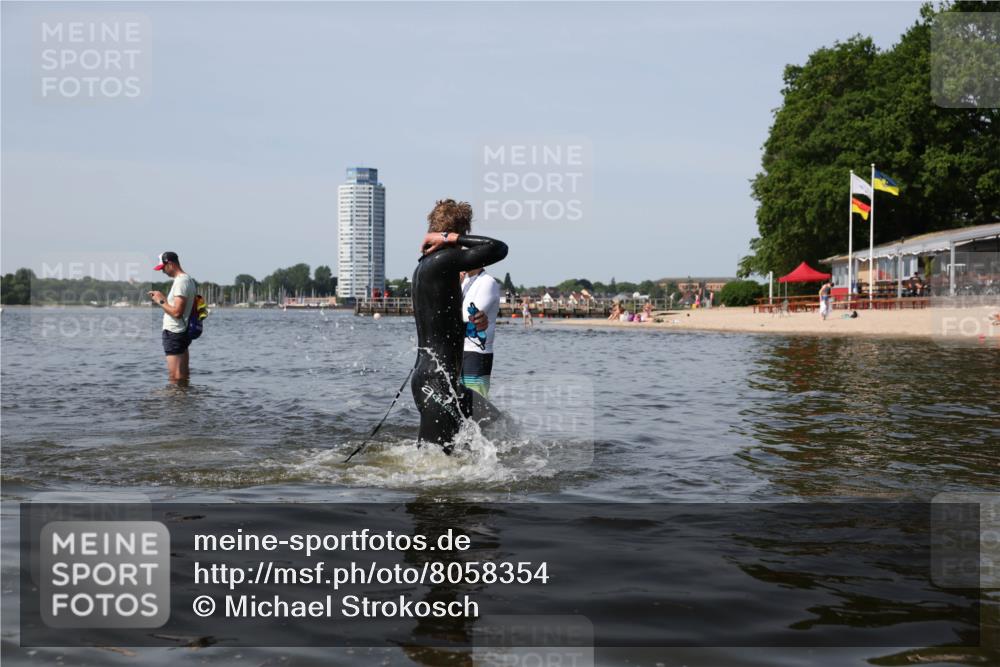 22.06.2025 - Viking Triathlon Michael Strokosch http://msf.ph/oto/8058354 22.06.2025 10:48:32 Schwimmen 412, 471, 494 meine-sportfotos.de